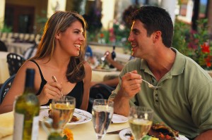 Casal de namorados comendo no restaurante