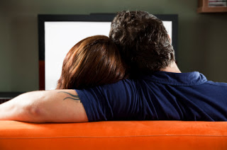 Casal de namorados assistindo filme juntos