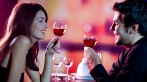 Namorados bebendo vinho