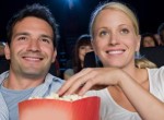 Casal no cinema comendo pipoca