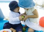 Crianças disputando maçã