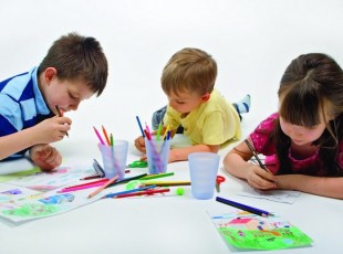 Crianças pintando