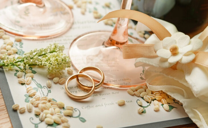 Escolher o anel de noivado perfeito envolve conhecer o estilo da pessoa amada, explorar designs e entender opções de pedras preciosas.